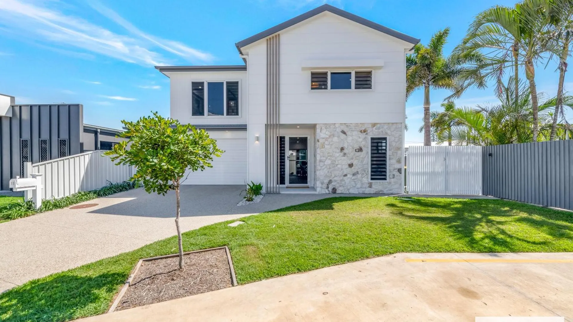Bargara Coastal Luxe Aircon, Outside Pet, Sleeps 8 Villa
