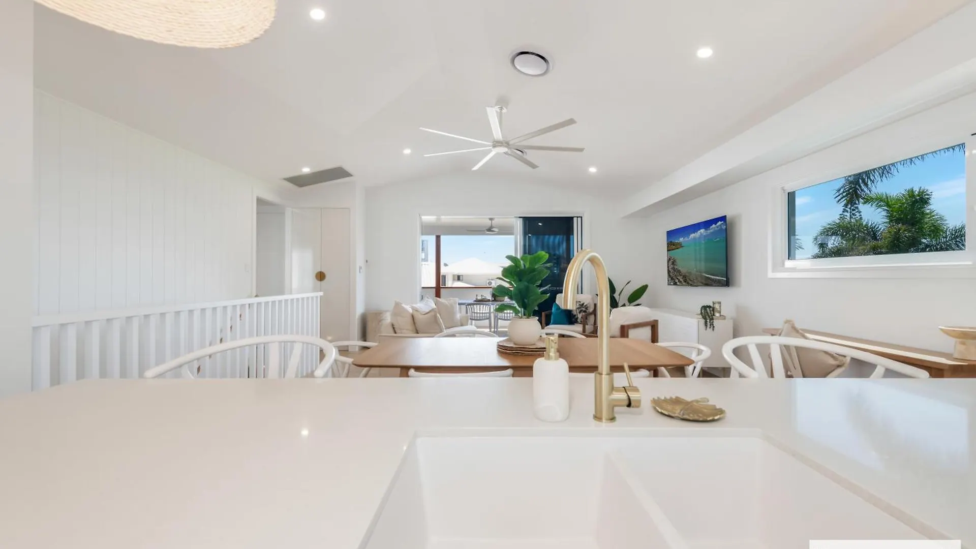 Bargara Coastal Luxe Aircon, Outside Pet, Sleeps 8 Villa